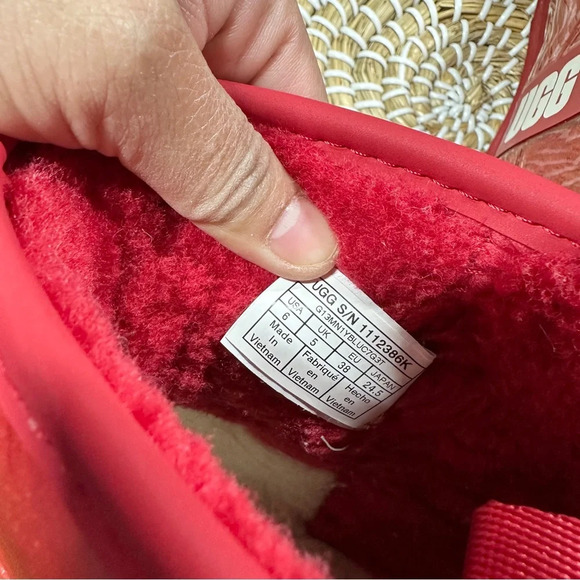 UGG Women’s Classic Samba Ribbon Red Mini Clear Waterproof Boots Size 6 - Picture 9 of 16